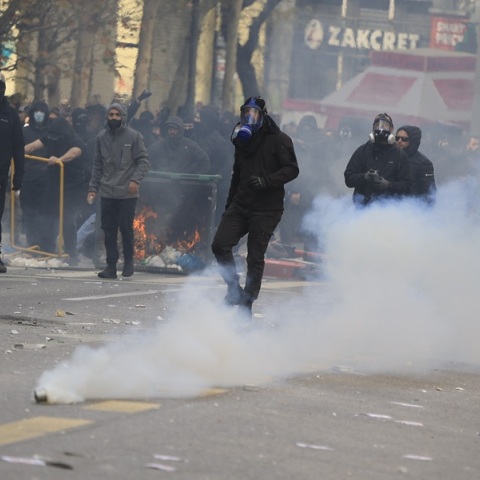 ΥΠΠΟ: Φθορές στον αρχαιολογικό χώρο του Ολυμπίου Διός από τα χθεσινά επεισόδια