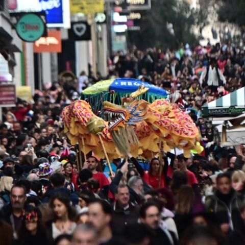 Καρναβάλι 2025: Εντυπωσιακή παρέλαση στην Αθήνα - Πλήθος κόσμου και χρωμάτων