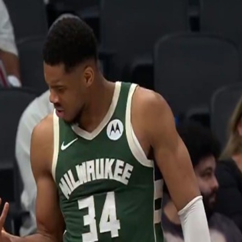 Γιάννης Αντετοκούνμπο: Η συνομιλία με το….χέρι του (vid)