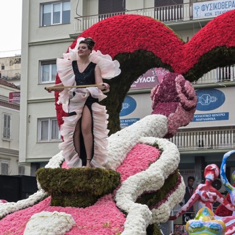 Πατρινό Καρναβάλι 2025: Κέφι, μουσική, εντυπωσιακά άρματα και χιλιάδες κόσμου στην παρέλαση