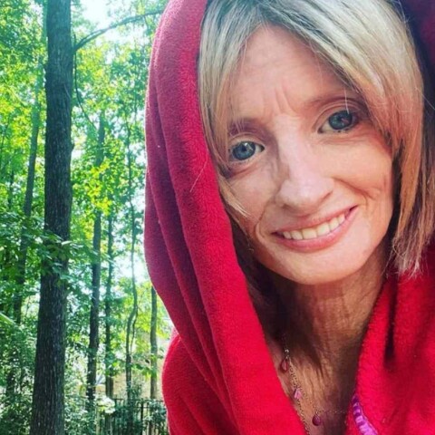 Γυναίκα αποκαλύπτει τη ζωή της με τη σπάνια πάθηση «Benjamin Button»