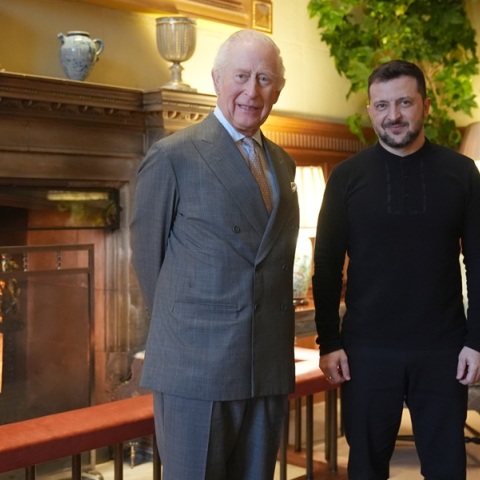 Ο Βολοντίμιρ Ζελένσκι έγινε δεκτός από τον βασιλιά Κάρολο