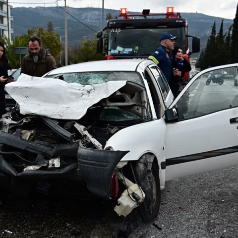 Δύο νεκροί και τέσσερις τραυματίες σε καραμπόλα τριών αυτοκινήτων στην Κατεχάκη