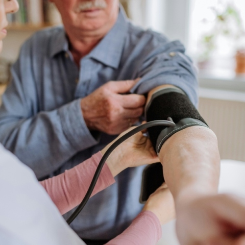 γιατρος παιρνει την πιεση απο ασθενη