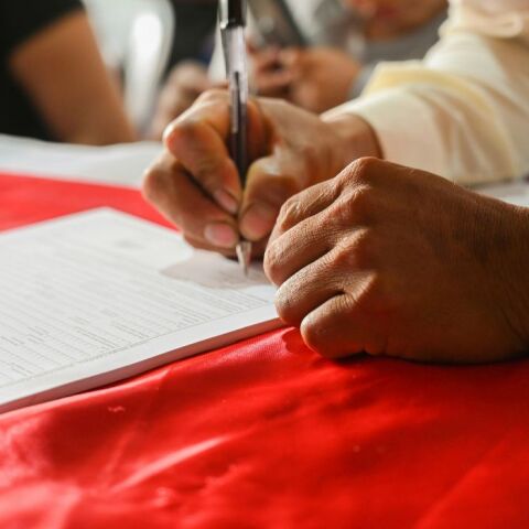 Bρετανία: Έβαλε στυλό στο χέρι της ετοιμοθάνατης μητέρας της για διαθήκη εκατοντάδων χιλιάδων λιρών