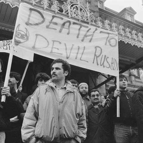 Σαν Σήμερα 7 Mαρτίου: Το Ιράν διακόπτει τις διπλωματικές σχέσεις με τη Βρετανία λόγω Σαλμάν Ρουσντί