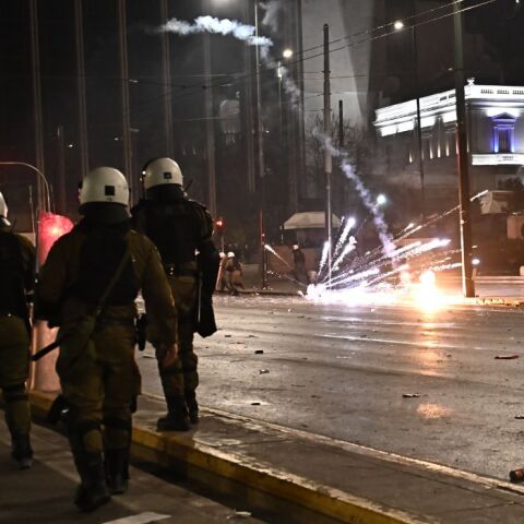 Tέμπη: Επεισόδια στο Σύνταγμα μετά την πορεία -Μολότοφ και κρότου-λάμψης έξω από τη Βουλή