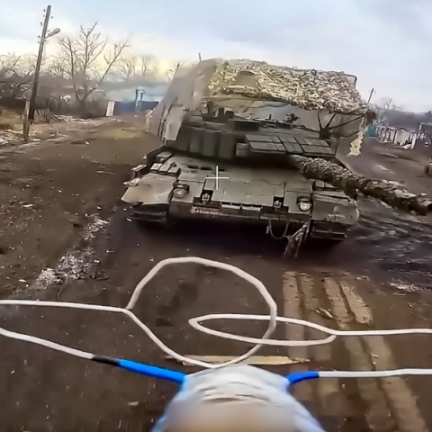 drone επιτιθεται σε αρμα