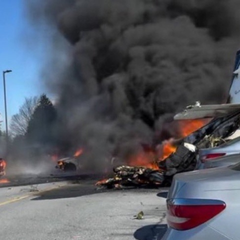 αεροσκαφος, συντρίμμια, φλογες, οχηματα