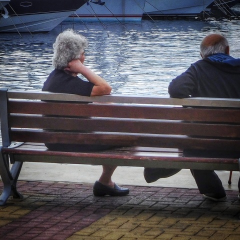 Συνταξιούχοι στο παγκάκι