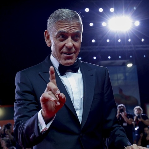 «Τα παιδιά θα γελούν μαζί μου» - Νέα εμφάνιση για τον πλέον καστανομάλλη Τζορτζ Κλούνεϊ 