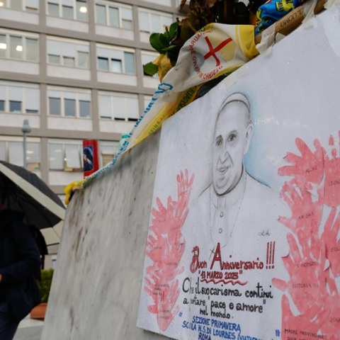 Ακτινογραφία θώρακος επιβεβαίωσε τη βελτίωση της κατάστασης του πάπα Φραγκίσκου