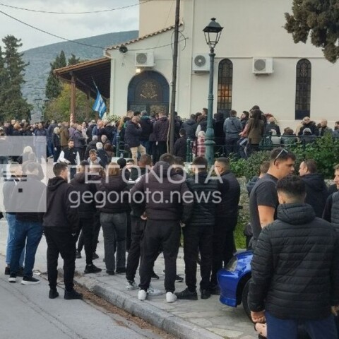 Βόλος: Οδύνη στη κηδεία του νιόπαντρου ζευγαριού - Με μηχανοκίνητη πορεία οι φίλοι τους στην εκκλησία