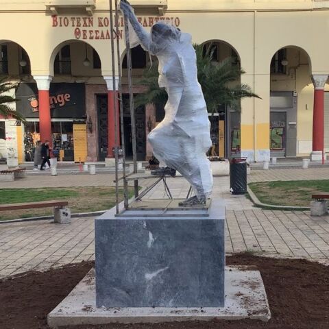 Πλατεία Αριστοτέλους: Γυναίκα σε λεωφορείο του Μανόλη Τζομπανάκη