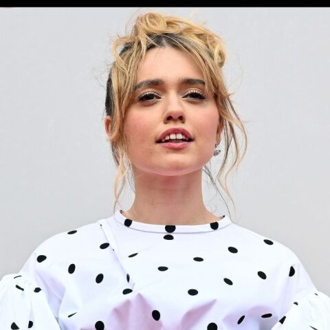 Έιμι Λου Γουντ: H σταρ του White Lotus απάντησε για πρώτη φορά στα σχόλια για τα δόντια της