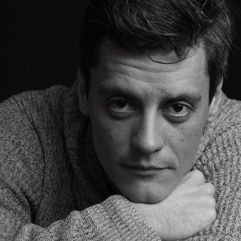 Ο Αλέξανδρος Βάρθης είναι ο κύριος Στρολίδη στο Memorandum στο θέατρο Μπέλλος