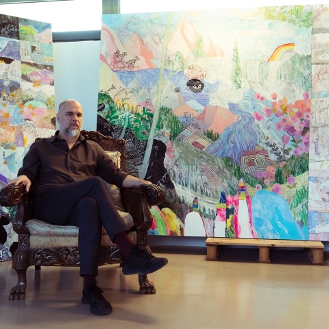 Ο Στέφανος Ρόκος στο εργαστήριό του λίγο πριν την έκθεση 50.000.000 τόνοι τοπίων στην Γκαλερί Ζουμπουλάκη