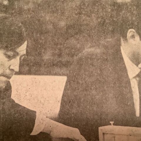 Ανατόλι Καρπόφ (αριστερά) και Γκάρι Κασπάροφ. Φωτογραφία από την εφημερίδα Μακεδονία