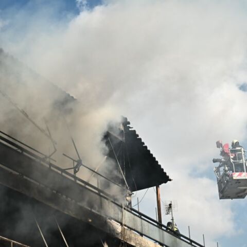 Φωτιά σε τριώροφη κατοικία στο Χαϊδάρι - Ισχυρές δυνάμεις στο σημείο