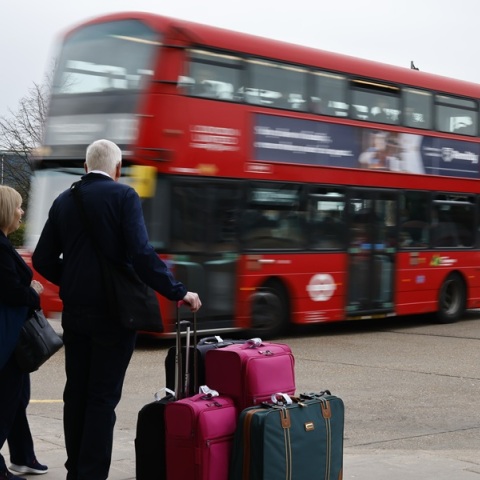 Αεροδρόμιο Χίθροου: Η αντιτρομοκρατική αναλαμβάνει στις έρευνες - Ταξιδιωτικό χάος για χιλιάδες επιβάτες