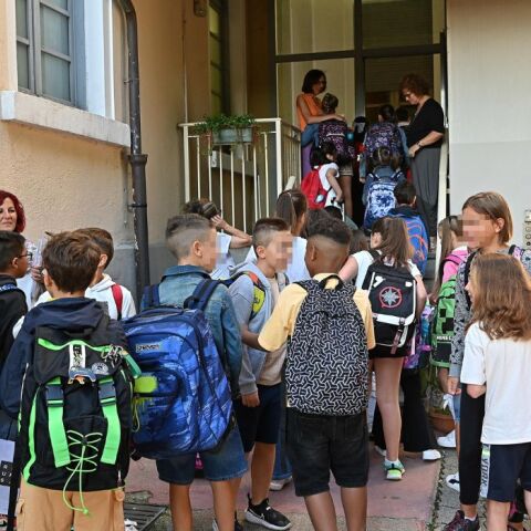 Η Ιταλία απαγορεύει τα ουδέτερα ως προς το φύλο σύμβολα στα σχολεία 