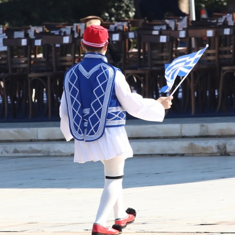 Ο καιρός την 25η Μαρτίου: Παρέλαση με συννεφιά, τοπικές βροχές και σκόνη