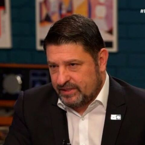 Ο Νίκος Χαρδαλιάς αποκάλυψε ότι είναι ερωτευμένος με τη Μπελούτσι εν γνώσει της συζύγου του