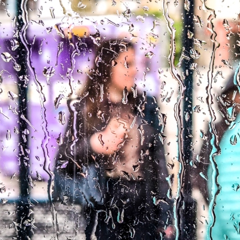 Καιρός σήμερα: Βροχές και καταιγίδες με υψηλές θερμοκρασίες μέχρι 26 βαθμούς Κελσίου