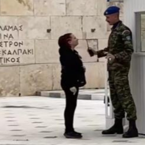 Βουλή: Συνελήφθη εργαζόμενη που επιχείρησε να γράψει υβριστικά συνθήματα στο Μνημείο του Άγνωστου Στρατιώτη