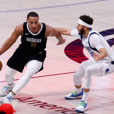 NBA: «Αρπάχτηκαν» συμπαίκτες στον πάγκο των Γκρίζλις