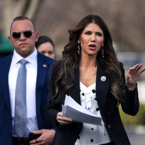 ΗΠΑ: Yπουργός πόζαρε μπροστά σε κρατούμενους από το Ελ Σαλβαδόρ με ρολόι αξίας 50 χιλιάδων δολαρίων