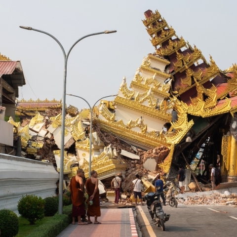 κατεστραμμένα σπίτια μετα απο σεισμο
