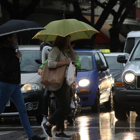 κοσμος, αυτοκινητα, βροχη