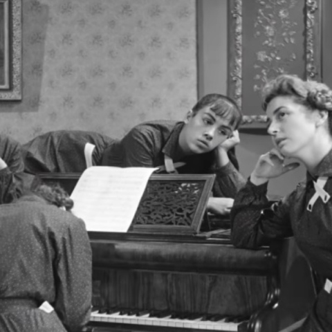 4 γυναικες γυρω απο ενα πιανο