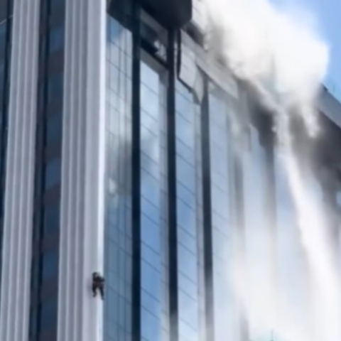 ανδρας κρεμεται απο ουρανοξυστη