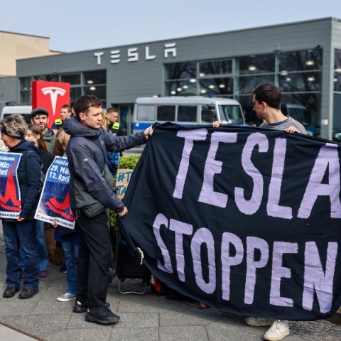 διαδηλωτες έξω από αντιπροσωπείες της Tesla