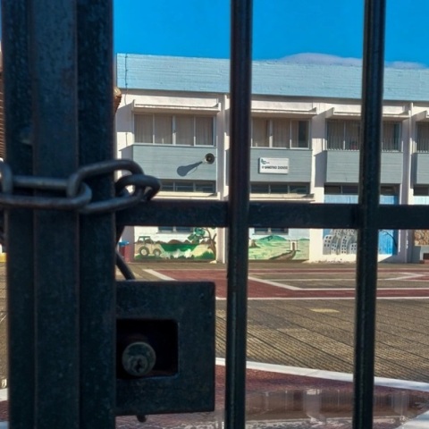 λουκετο σε πυλη σχολικης αυλης