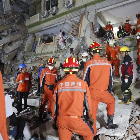 Μιανμάρ: Γυναίκα παγιδευμένη για σχεδόν 60 ώρες ανασύρθηκε ζωντανή από τα ερείπια