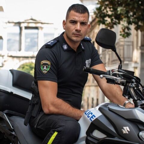 Επίθεση από τη «Νίκη» κατά αστυνομικού διοικητή για «προκλητική δημόσια παρουσία»