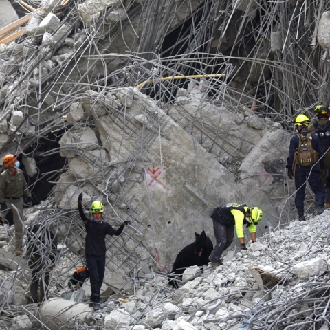 Διασώστες ερευνούν στα χαλάσματα στη Μιανμάρ