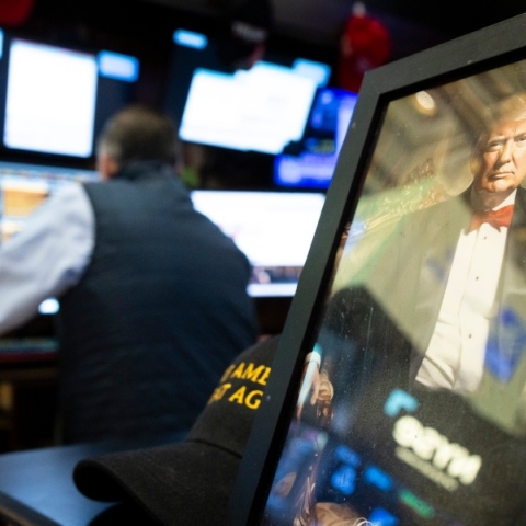 χρηματιστήριο, οθονες υπολογιστων, υπαλληλος καθισμενος