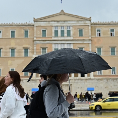 περαστικοι, ομπρελες, βροχη, Βουλη