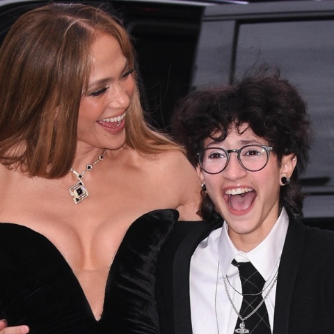 Εκθαμβωτική στο Μπρόντγουεϊ η Τζένιφερ Λόπεζ με το non-binary παιδί της