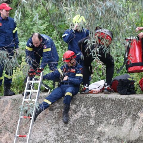 Εγκλωβισμένα ήταν το απόγευμα της Παρασκευής δύο άτομα στο ρέμα Προμπονά στα Πατήσια λόγω βροχόπτωσης