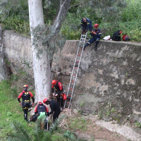 Πατήσια: Απεγκλωβίστηκαν τα άτομα που είχαν αποκλειστεί στο ρέμα Προμπονά - Εικόνες από τη διάσωσή τουςΠατήσια: Απεγκλωβίστηκαν τα άτομα που είχαν αποκλειστεί στο ρέμα Προμπονά - Εικόνες από τη διάσωσή τους