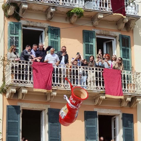 Το έθιμο των Μπότηδων το Μεγάλο Σάββατο στην Κέρκυρα