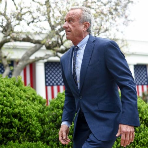 Ο Kένεντι Τζούνιορ χαρακτηρίζει διεφθαρμένο το Lancet και «ζυγίζει» απαγόρευση επιστημονικών δημοσιεύσεων