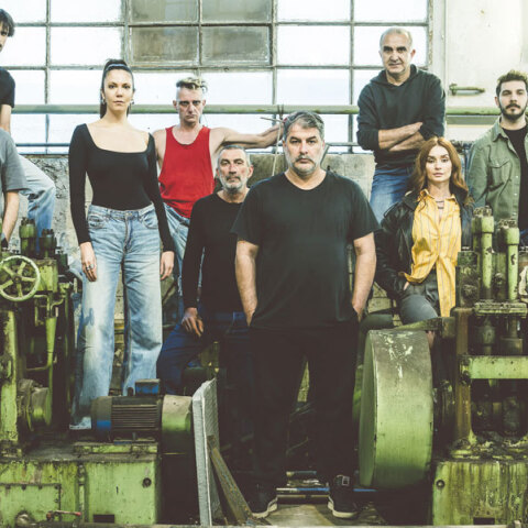 Ο Βασίλης Μπισμπίκης και η θεατρική ομάδα Cartel