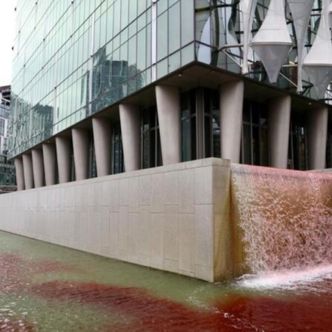 κοκκινη μποδια, συντριβανι