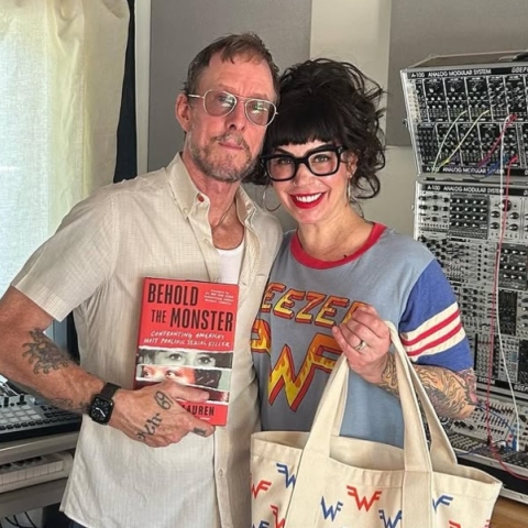 Ο μπασίστας των Weezer, Σκοτ Σράινερ και η συγγραφέας Τζίλιαν Λόρεν